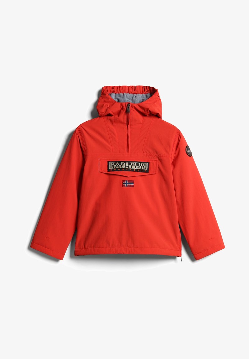 Veste rouge à capuche avec fermeture éclair sur le devant à moitié, présentant un grand patch logo et un petit drapeau norvégien. Fabriquée en matériau léger.
