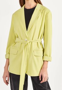 Bershka Abrigo corto mottled purple/morado jaspeado (Segunda