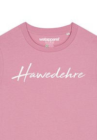 Helles rosa Grafik-T-Shirt mit rundem Halsausschnitt und kurzen Ärmeln. Auf der Vorderseite steht in weißer Kursivschrift "Hawedehre". Weicher Stoff.