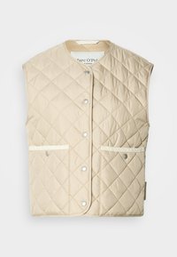 Colete acolchoado bege com decote arredondado, fecho de botões de pressão e dois bolsos frontais com detalhes em branco. Textura macia e isolante.