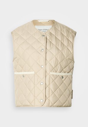 Bež prešita telovnik z zaobljenim izrezom, zapenjanjem na sponke in dvema sprednjima žepoma z belimi poudarki. Mehka, izolirana tekstura.