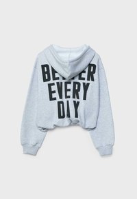 Grå cropped hoodie med sort "BETTER EVERY DAY" tekst. Har hætte og ribstrikkede ærmeafslutninger, lavet af en blød bomuldsblanding.