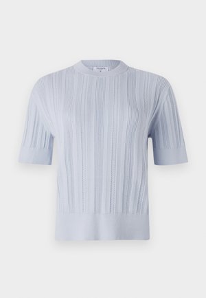 Top a maniche corte in maglia blu chiaro con texture a righe verticali e scollatura rotonda. Il tessuto presenta dettagli sottili con orlo aderente.