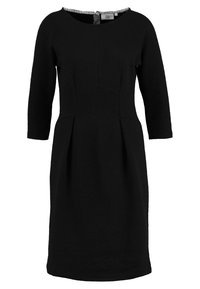 Vestido negro con escote redondo, mangas de tres cuartos y un torso ajustado. Presenta pliegues laterales y un patrón a cuadros en el escote.