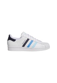 White leather sneakers with three horizontal stripes in navy blue and light blue, featuring a rubber sole and rounded toe. Classic design.