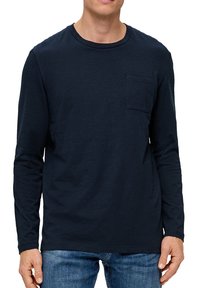 Granatowa koszula z długim rękawem, wykonana z miękkiego materiału, z okrągłym dekoltem i małą kieszonką na piersi po lewej stronie. Casualowy fason.