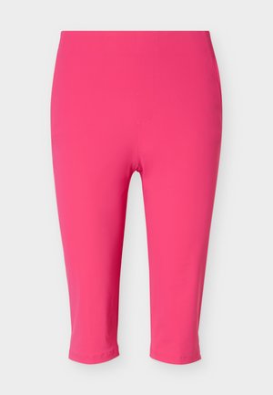Leggings ajustados de color rosa brillante hasta la rodilla con una textura suave y una cinturilla alta sobre un fondo liso.