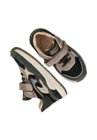 Leren sneakers in beige, zwart en groen. Voorzien van een klittenbandsluiting en veters. Textuurpanelen met perforaties en een logo dat aan de binnenzijde is geperst.