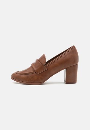 Chaussure à talon en faux cuir marron avec un bout arrondi, design classique de mocassin, détail de sangle à l'avant et un talon bloc épais.