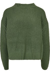 Pull vert tricoté avec un motif texturé, poignets et ourlet côtelés, et une coupe décontractée. Il présente un col montant et des épaules tombantes.