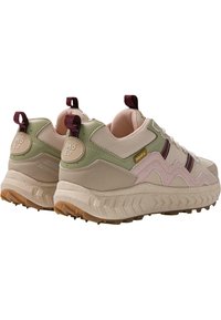 Bėgimo bateliai su smėlio spalvos tinkliniu audiniu, žaliais ir rožiniais akcentais bei rudu guminiu padu. Savybės apima tekstilinius kilpas ir prekės ženklo detales.