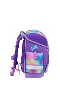 Lila Rucksack mit gradientfarbenem Regenbogen-Vorderfach, Netzakzenten, Pferdeemblem, gepolsterten Riemen und mehreren Fächern zur Aufbewahrung.