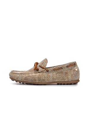 Mocassin en toile beige avec un motif en zigzag texturé, accents en cuir marron, détail lacé, et semelle en caoutchouc avec petits picots antidérapants.