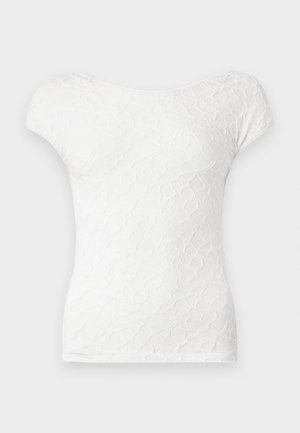 T-shirt branco de manga curta com um padrão texturizado em ondas e um decote largo. Tecido suave, design ajustado ao corpo, estética simples e clean.