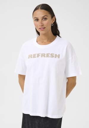 T-shirt en coton blanc avec un texte "REFRESH" en beige, coupe décontractée, col rond et manches courtes. Texture lisse, design minimal.
