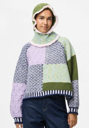 Gruby sweter w sploty z pastelowymi fioletowymi, zielonymi i niebieskimi łatami. Posiada strukturalne wzory, ściągacz na dole oraz kontrastowy kaptur.