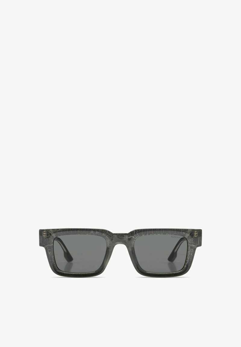 Rechthoekige zwart gemarmerde zonnebril met donkere getinte glazen en dikke monturen, van voren bekeken op een witte achtergrond.