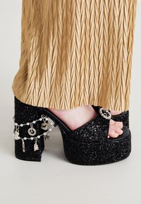 FRANK FURTER CHARM - Plateausandalette - black