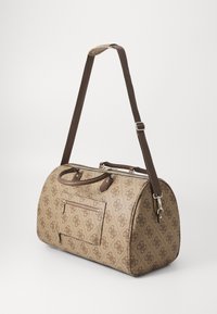 Sac de sport beige à motifs avec des accents marron, doté de poignées doubles et d'une bandoulière amovible, fermeture éclair et poche avant.