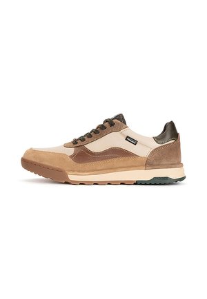 Zapatilla casual de hombre en beige y marrón con paneles de ante y cuero, cordones oscuros y suela de goma texturizada, vista lateral.
