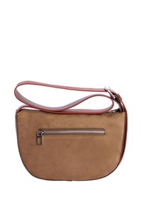 Bolso de ante marrón con forma curva, una sola correa de hombro de cuero rojo y un bolsillo frontal con cremallera para un detalle adicional.