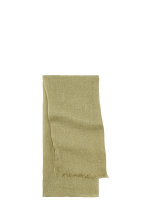 Lniany szalik w jasnym oliwkowym kolorze, złożony wzdłuż na pół, z postrzępionymi brzegami na białym tle.