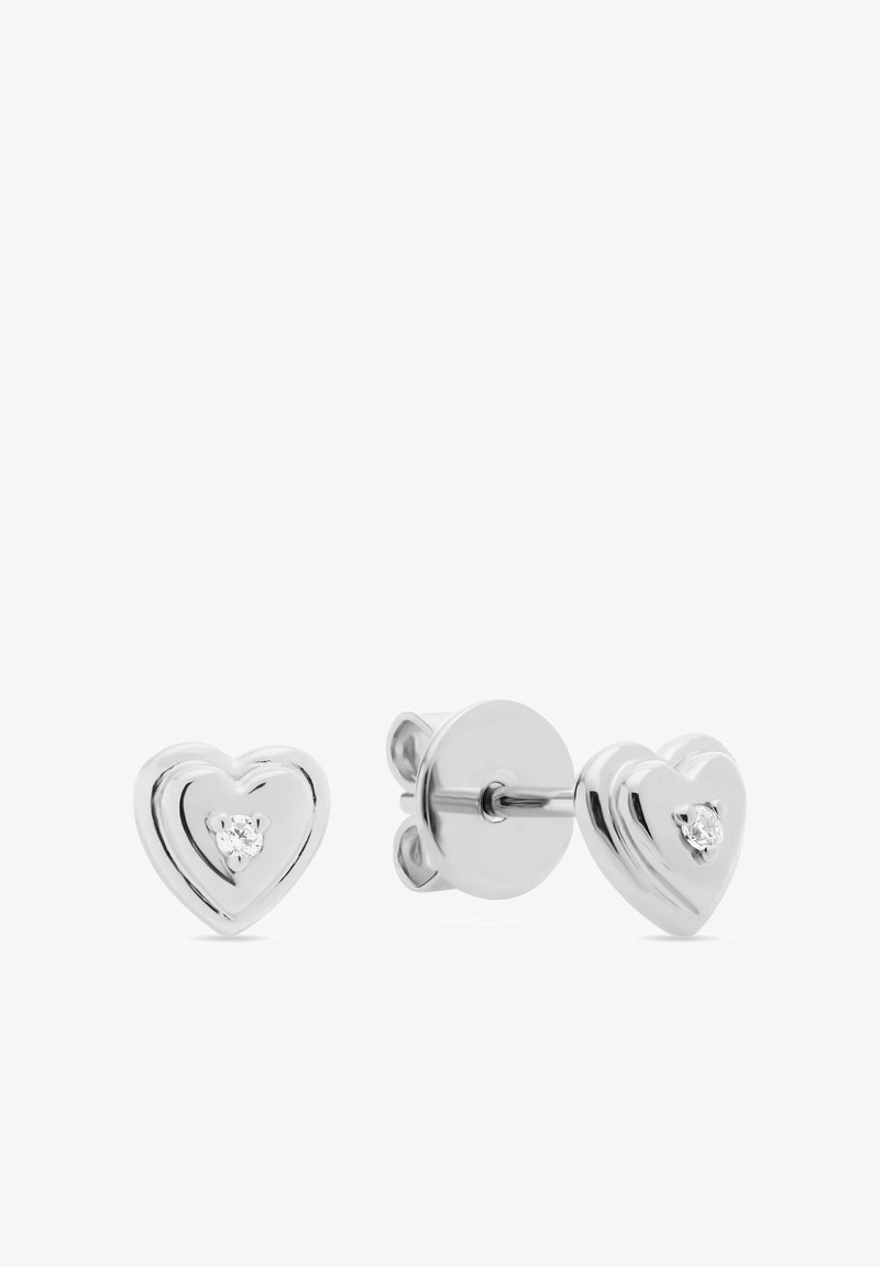 Orecchini a perno a forma di cuore in argento con finitura lucida, caratterizzati da una piccola gemma trasparente al centro. Semplice chiusura a perno e farfalla.