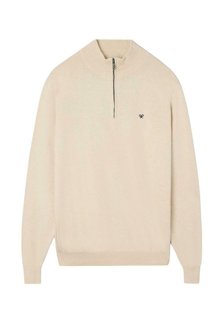 Suéter de pullover beige con un cuello alto y cierre de cremallera, con un pequeño logo en el pecho. Textura suave y corte relajado.