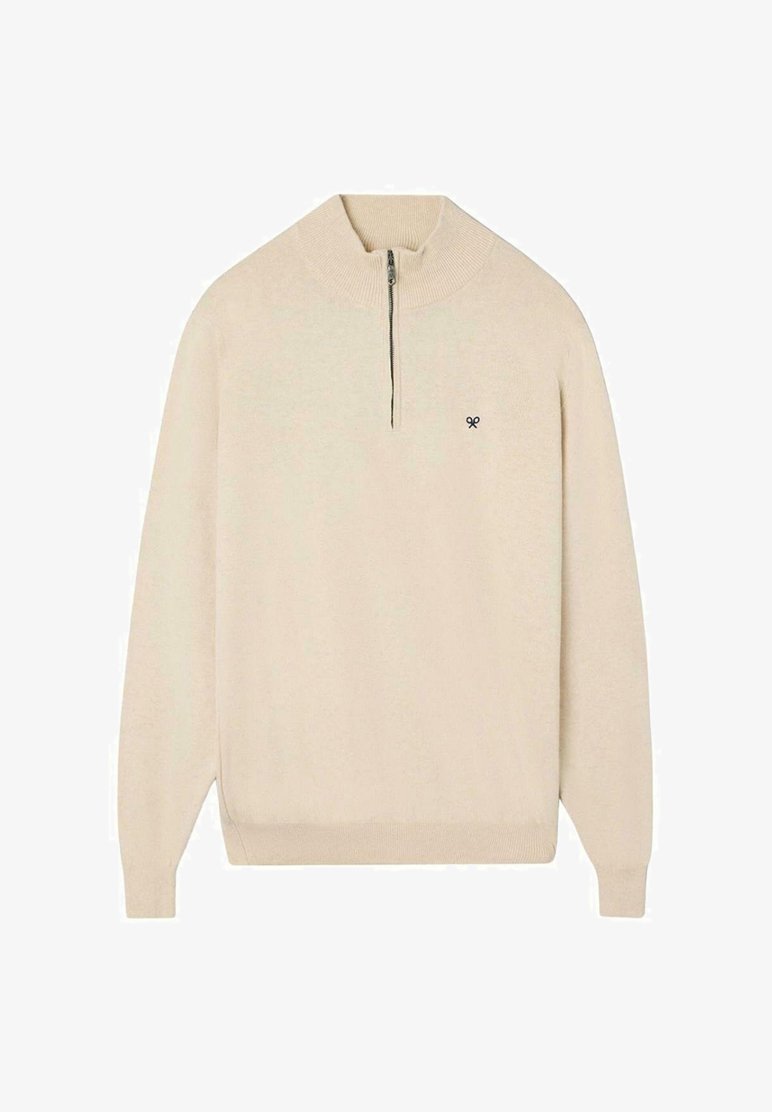 Suéter de pullover beige con un cuello alto y cierre de cremallera, con un pequeño logo en el pecho. Textura suave y corte relajado.