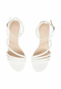 Sandali bianchi con tacco alto e design a più cinturini. Finitura liscia e lucida, punta aperta, cinturino alla caviglia con fibbia, soletta imbottita.