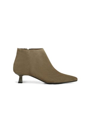 Bottine en daim vert olive avec un bout pointu et un petit talon bloc. Texture lisse avec une fermeture éclair à l'arrière.