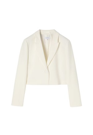 Oříznutý bílý blazer z hladkého materiálu, s klopovým límcem, zapínáním na jeden knoflík a dlouhými rukávy bez zdobení.