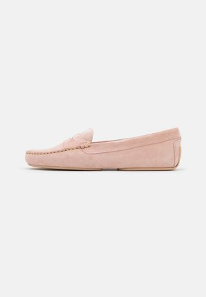 Lichtroze suède loafer met gestikt frontdetail en platte zool, zijaanzicht op een witte achtergrond.