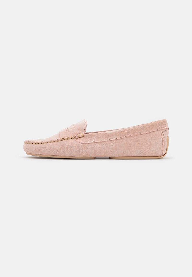 Mocassin en daim rose clair avec détail cousu à l'avant et semelle plate, présenté en profil latéral sur fond blanc.