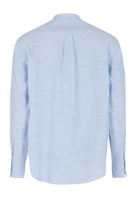 Camicia a maniche lunghe blu chiaro con una texture liscia, design con piega posteriore e polsini con bottone. Presenta un colletto alla cinese e orlo dritto.