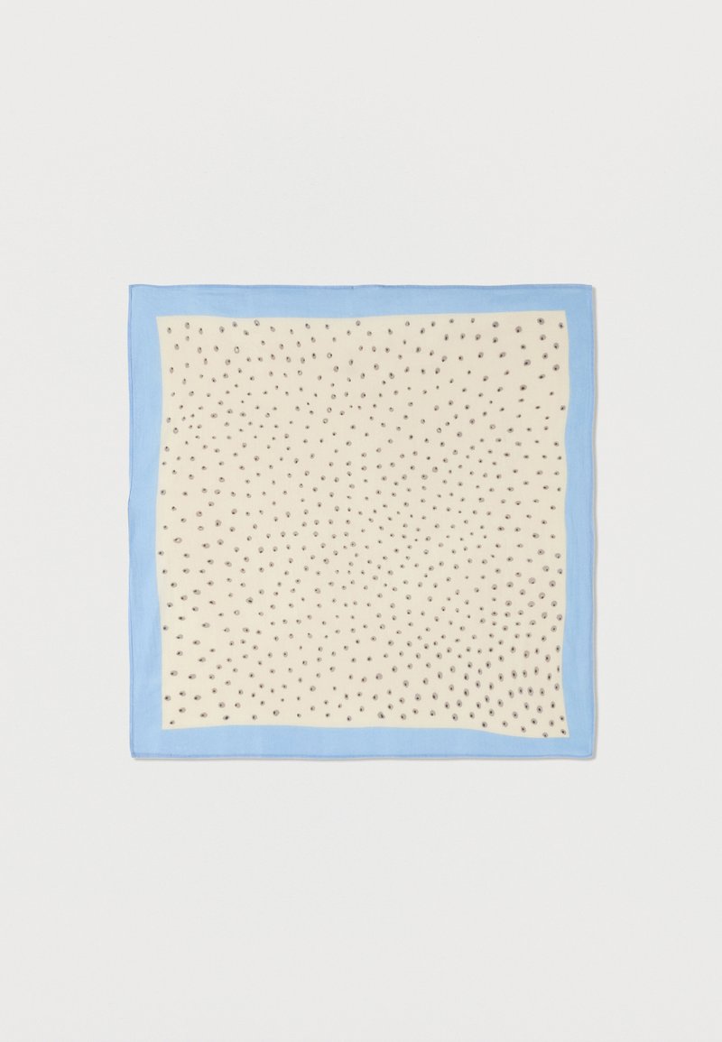 Κρεμ τετράγωνο μαντήλι με μικρές μαύρες βούλες και ανοιχτό μπλε περίγραμμα, απλωμένο επίπεδα σε λευκό φόντο.