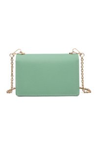 Borsa a tracolla in ecopelle verde con catena dorata, forma rettangolare e superficie texture. Presenta un design minimalista.