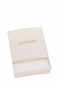 Caja rosa con tapa curvada, con el texto dorado "amor" en la parte frontal. El interior está revestido con un material blanco suave. Sin herrajes adicionales.