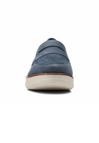 Chaussure à enfiler en daim bleu avec trois brides horizontales, bout arrondi et semelle en caoutchouc couleur crème avec un accent marron.