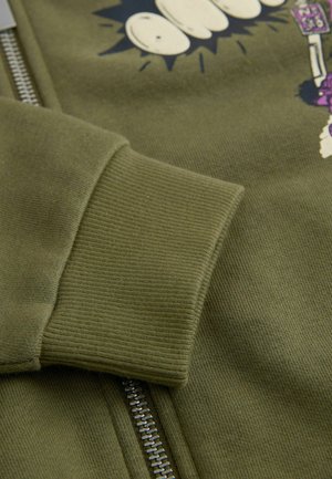 Olivovo zelená mikina na zips s rebrovanými manžetami, mäkkou textúrou a kreslenou grafikou. Kovový zips pridáva funkčnosť.