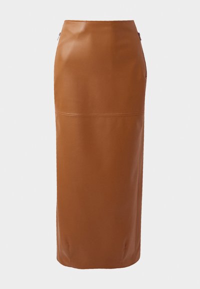 Rjava usnjena midi krila s prilagojeno silhueto, stranskimi zadrgami in gladko teksturo. Ima horizontalno šivno podrobnost v bližini roba.