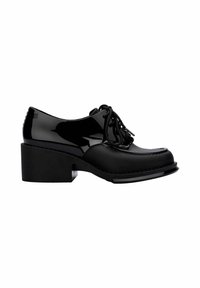 Scarpe in pelle verniciata nera con punta arrotondata e tacco spesso nero. Presentano lacci e texture a contrasto opache e lucide.