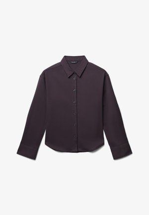 Camicia button-up di colore viola scuro, maniche lunghe, colletto classico, texture liscia, sette bottoni frontali, orlo curvo e taglio su misura.