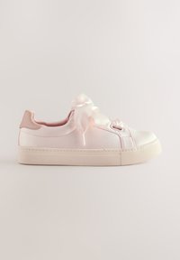 Rosa Satin-Sneaker mit abgerundeter Zehenpartie, weichem Finish und einer Schleifenakzentuierung auf den Schnürsenkeln. Die Sohle ist weiß und strukturiert für besseren Halt.