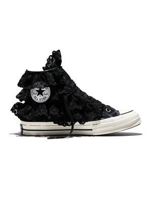 Baskets montantes Converse noires avec semelle blanche, décorées de volants en dentelle noire superposés autour de la cheville et d'un écusson logo.