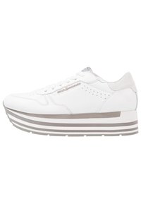 Baskets blanches en cuir avec une semelle plateforme épaisse rayée en gris et blanc, dotées de détails perforés et d'accents métalliques.