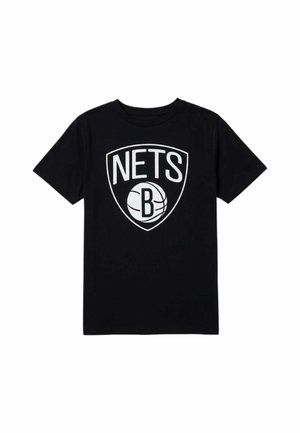 Maglietta nera a maniche corte con logo bianco Brooklyn Nets, caratterizzata dalla parola "NETS" sopra un pallone da basket con un "B" all’interno di una forma a scudo.