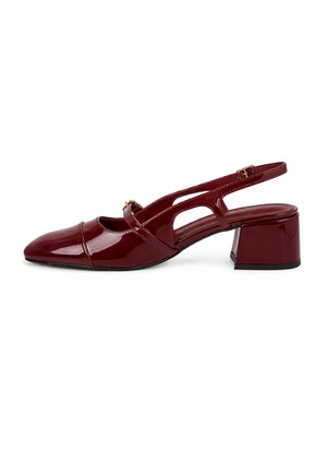 Scarpa slingback lucida color bordeaux con tacco basso a blocco e punta appuntita, con una sottile fascia frontale con una piccola fibbia dorata.