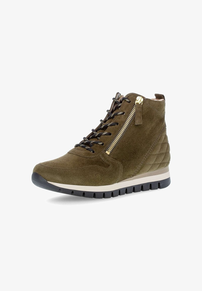 Olivgrüne Wildleder-Stiefeletten mit einem strukturierten, gesteppten Akzent, Schnürverschluss vorne, seitlichem Reißverschluss und kontrastierender weißer Gummisohle.