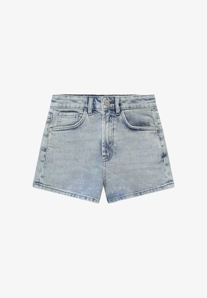 Lichtblauwe denim shorts met knoop aan de voorkant, riemlussen, twee voorzakken en kleine subtiele strassteentjes.